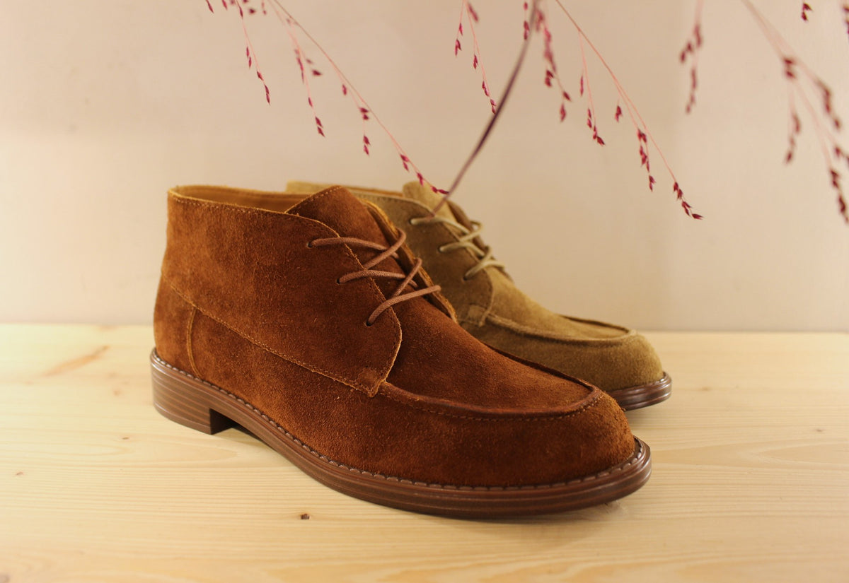 Boots  Mamzelle en cuir velours de couleur vison ou de couleur chocolat. Serrage lacet coton ton sur ton