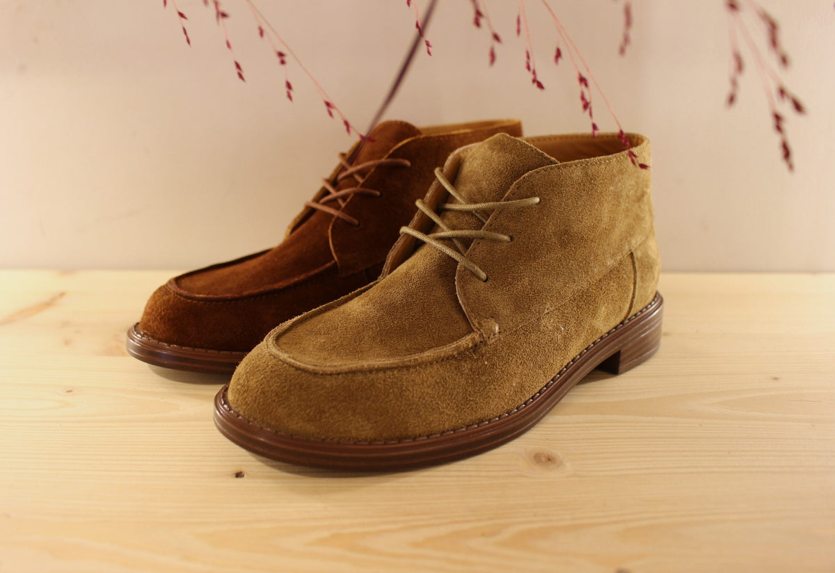 Boots  Mamzelle en cuir velours de couleur vison ou de couleur chocolat. Serrage lacet coton ton sur ton