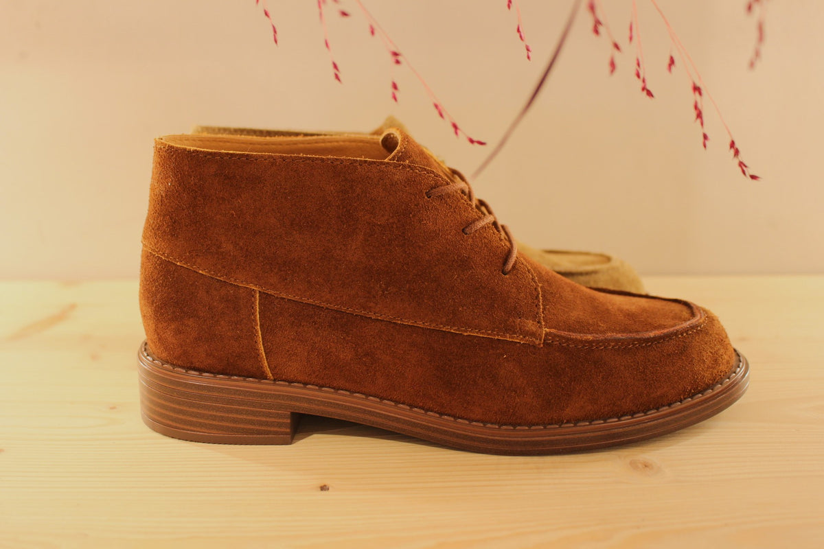 Boots  Mamzelle en cuir velours de couleur vison ou de couleur chocolat. Serrage lacet coton ton sur ton