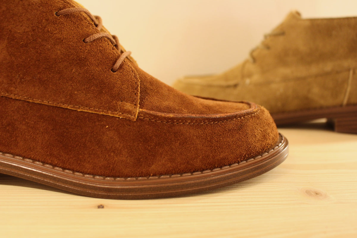Boots  Mamzelle en cuir velours de couleur vison ou de couleur chocolat. Serrage lacet coton ton sur ton