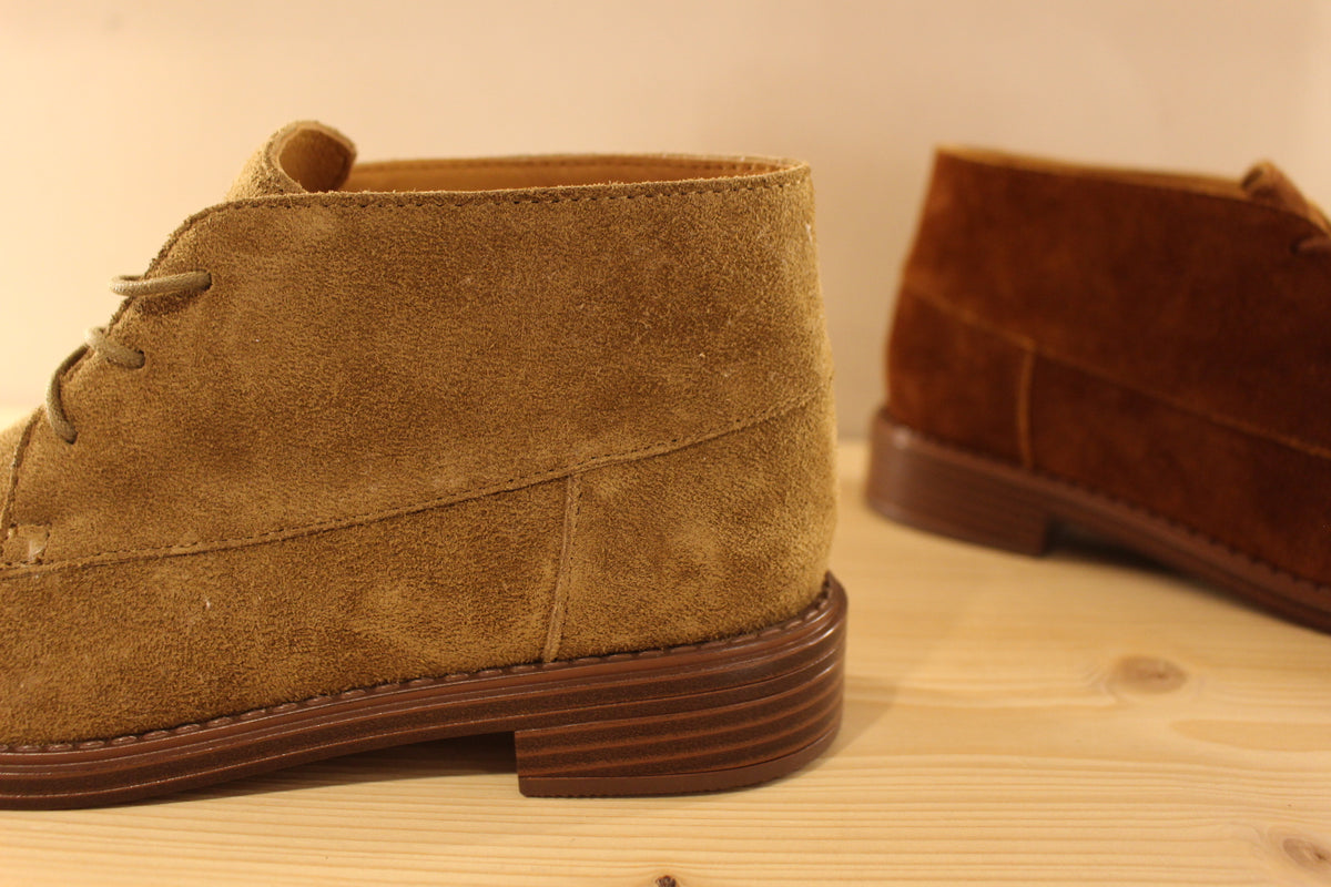 Boots  Mamzelle en cuir velours de couleur vison ou de couleur chocolat. Serrage lacet coton ton sur ton