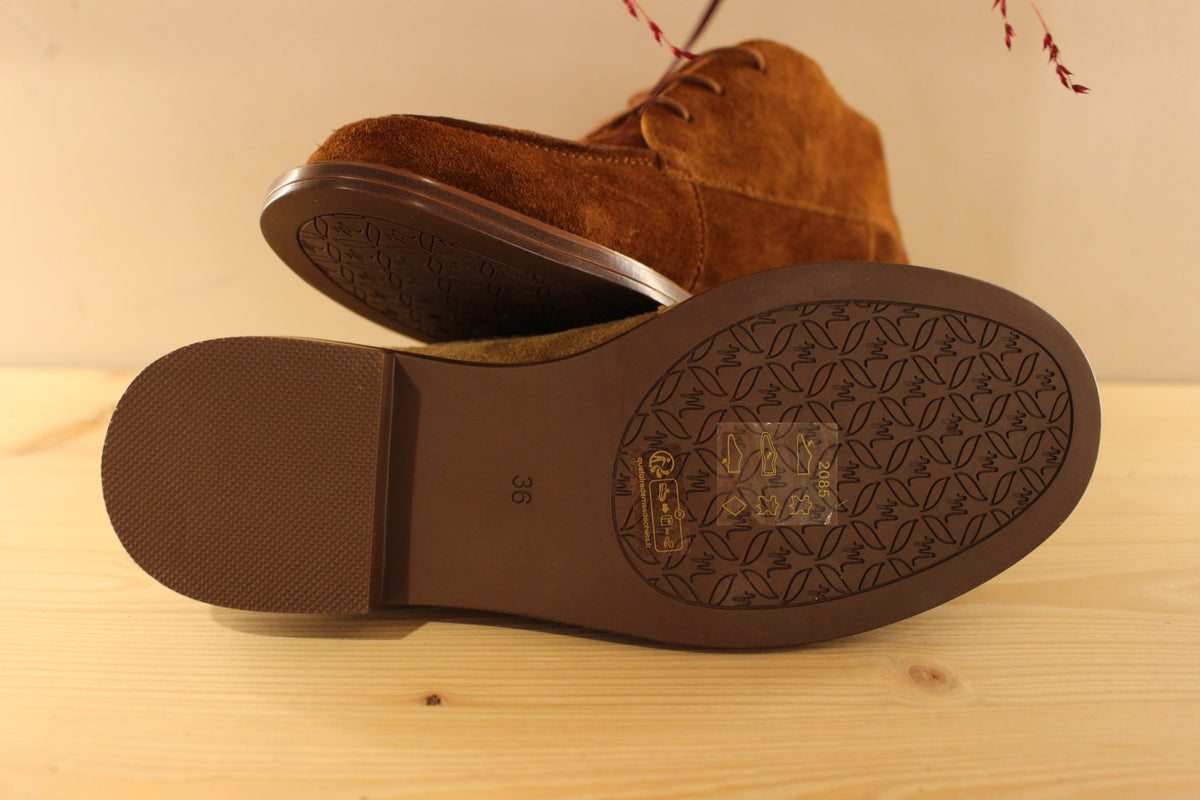 Boots  Mamzelle en cuir velours de couleur vison ou de couleur chocolat. Serrage lacet coton ton sur ton