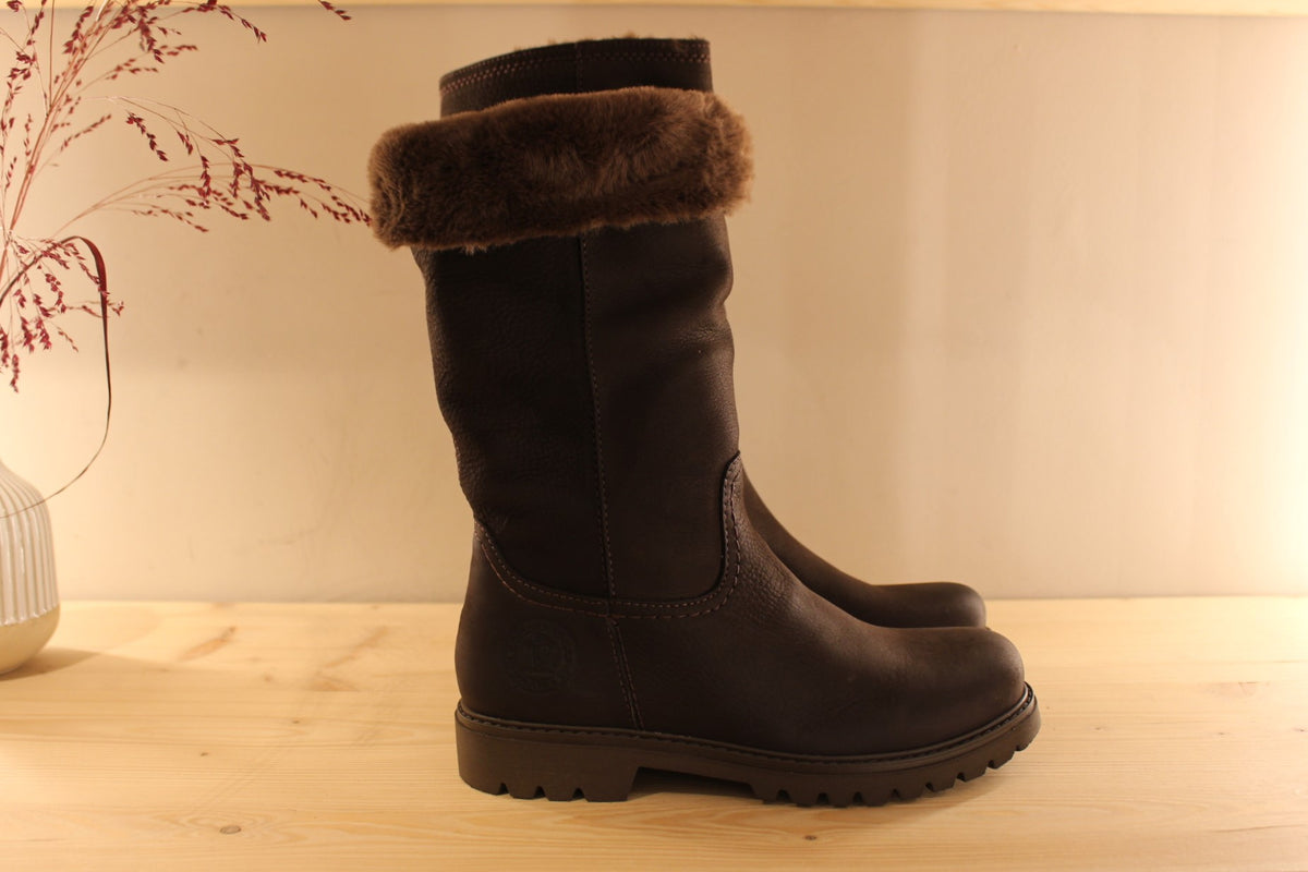 Bottes PANAMA JACK pour femme, en cuir nubuck gras de couleur chocolat. Bottes doublées acrylique. Cuir traité waterproof