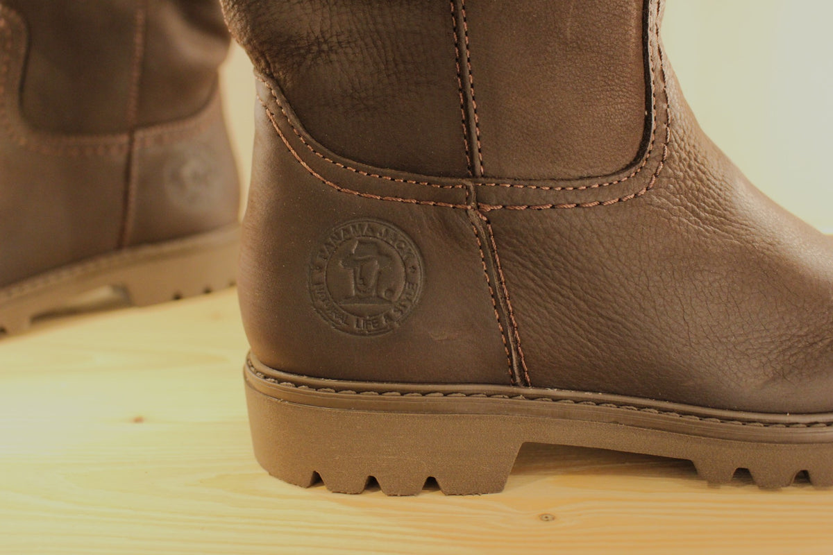 Bottes PANAMA JACK pour femme, en cuir nubuck gras de couleur chocolat. Bottes doublées acrylique. Cuir traité waterproof