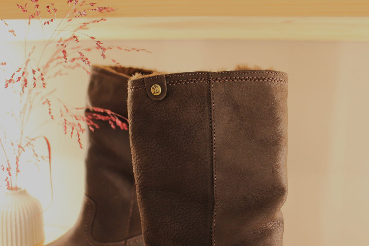 Bottes PANAMA JACK pour femme, en cuir nubuck gras de couleur chocolat. Bottes doublées acrylique. Cuir traité waterproof