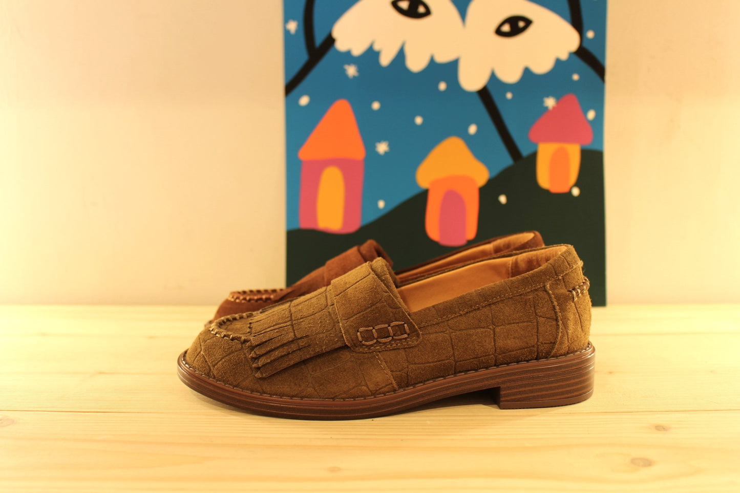 Mocassins Mamzelle en cuir velours de couleur vison (kaki) imprimé croco ou de couleur chocolat. Retour de cuir sur patte frangée ton sur ton sur le coup de pied.