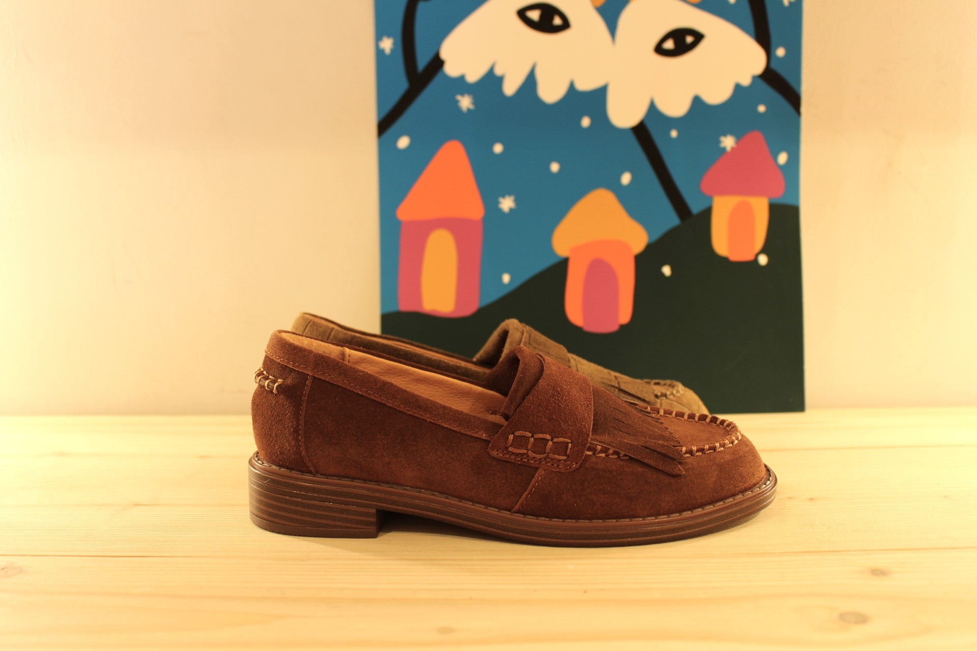 Mocassins Mamzelle en cuir velours de couleur vison (kaki) imprimé croco ou de couleur chocolat. Retour de cuir sur patte frangée ton sur ton sur le coup de pied.