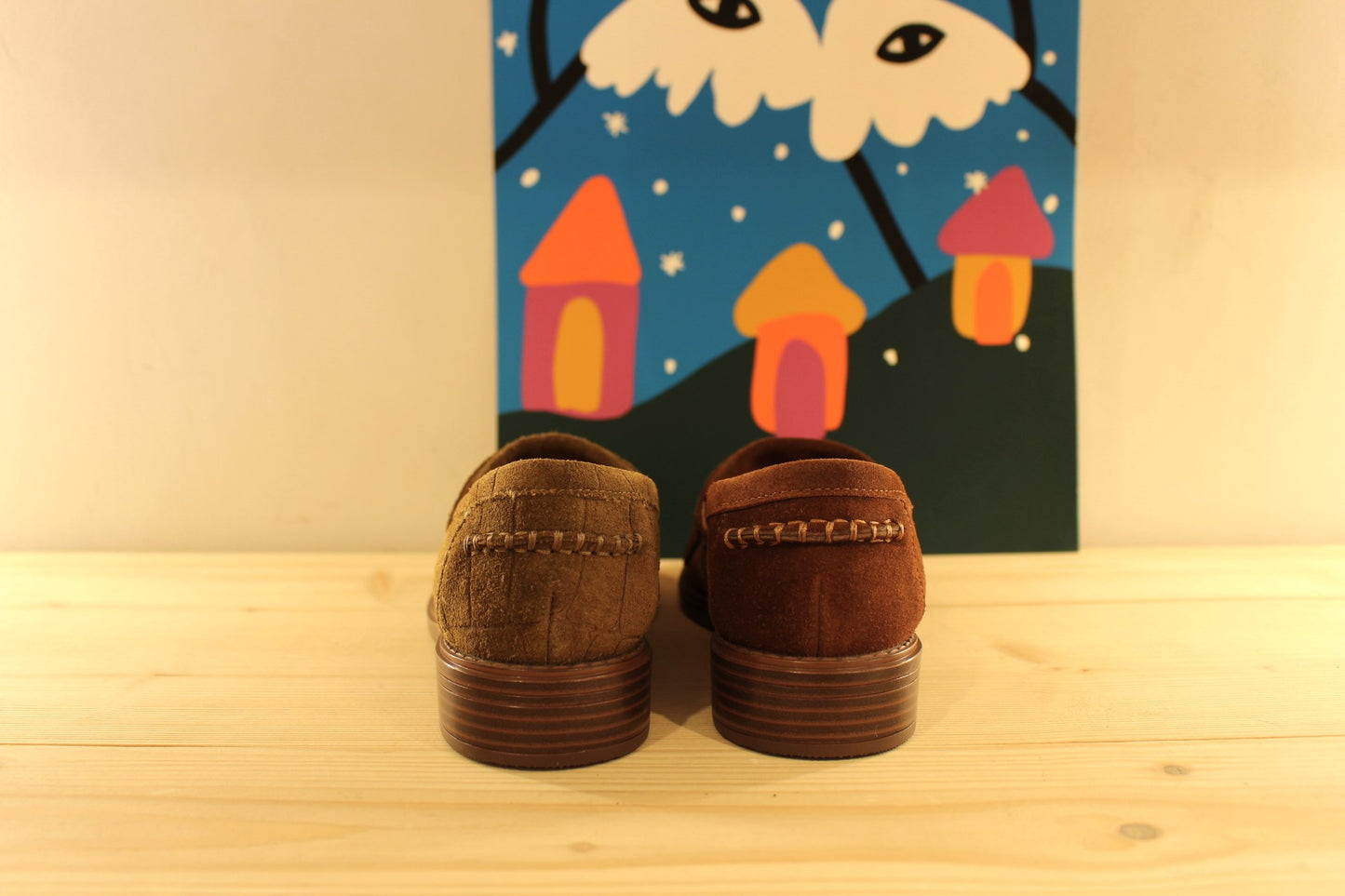 Mocassins Mamzelle en cuir velours de couleur vison (kaki) imprimé croco ou de couleur chocolat. Retour de cuir sur patte frangée ton sur ton sur le coup de pied.