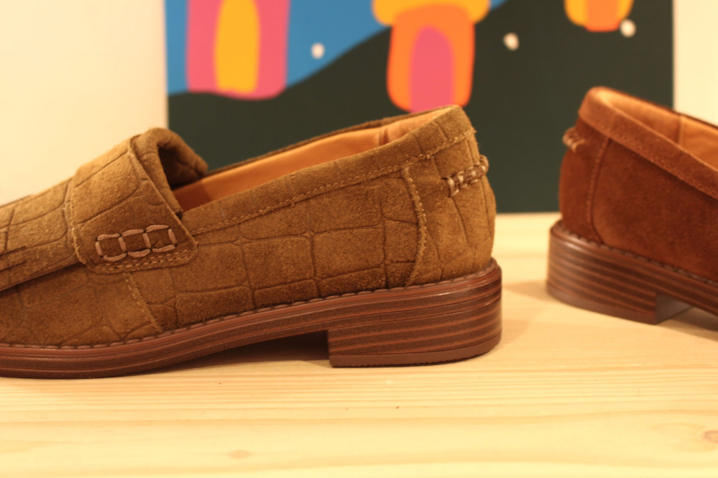 Mocassins Mamzelle en cuir velours de couleur vison (kaki) imprimé croco ou de couleur chocolat. Retour de cuir sur patte frangée ton sur ton sur le coup de pied.