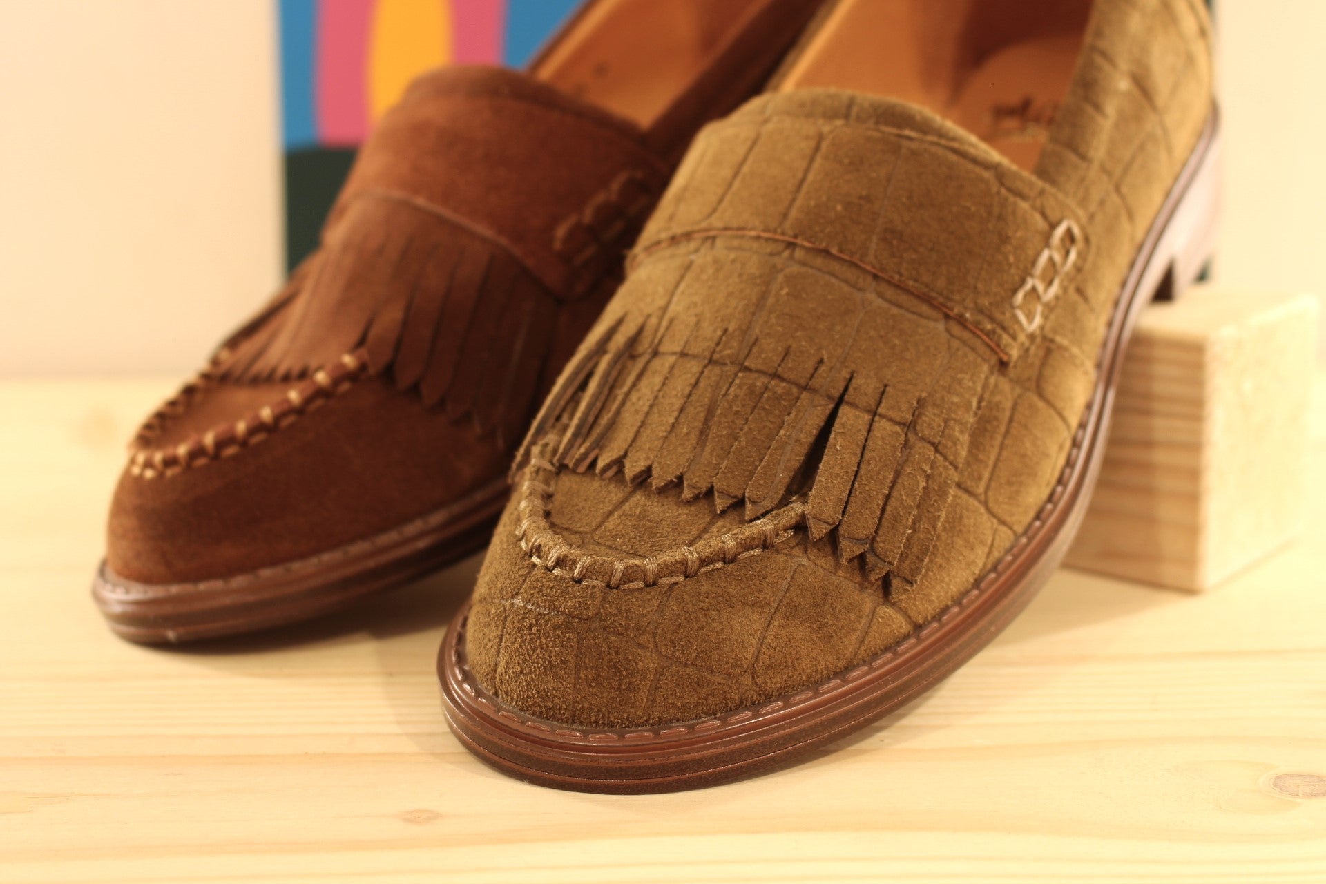 Mocassins Mamzelle en cuir velours de couleur vison (kaki) imprimé croco ou de couleur chocolat. Retour de cuir sur patte frangée ton sur ton sur le coup de pied.