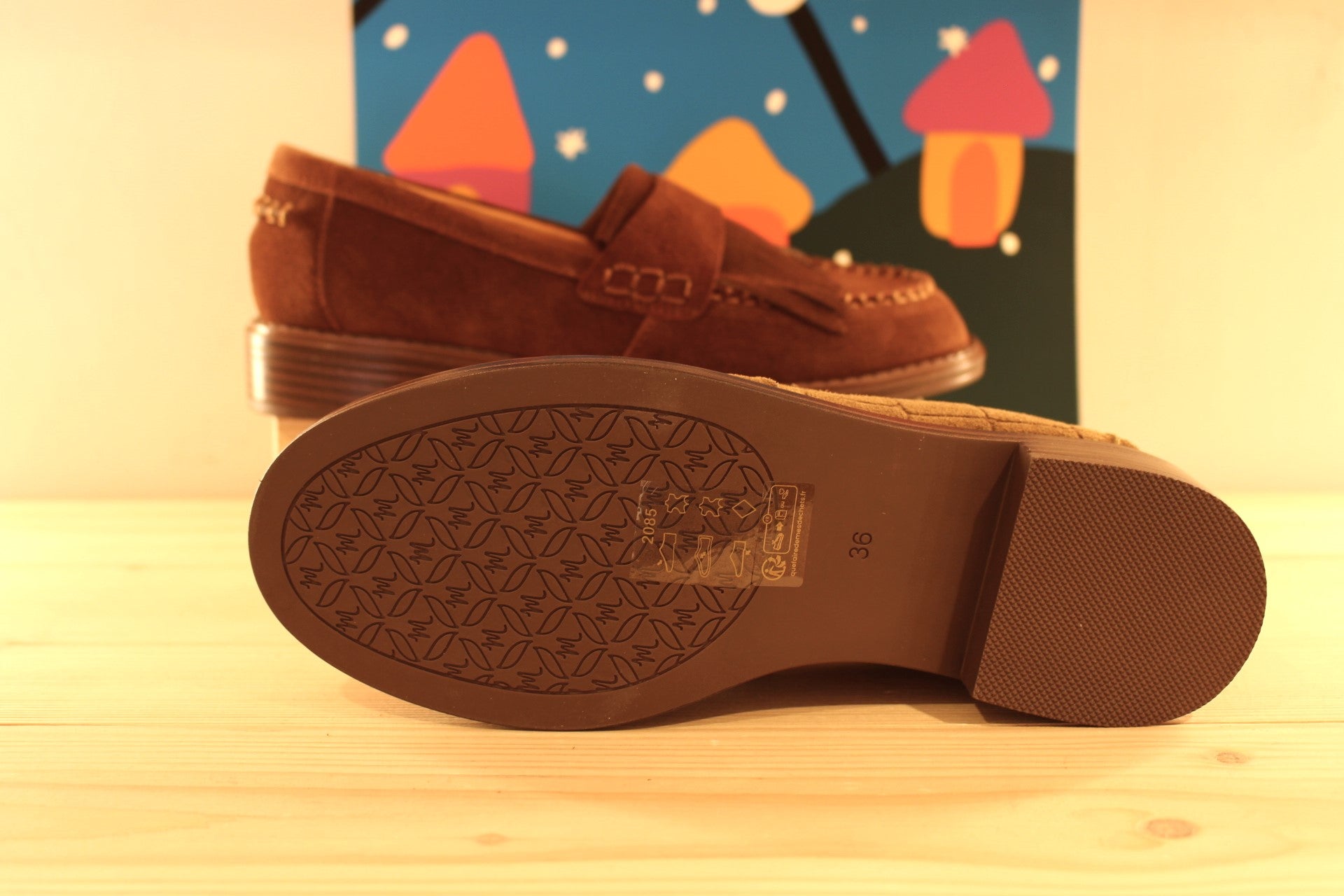 Mocassins Mamzelle en cuir velours de couleur vison (kaki) imprimé croco ou de couleur chocolat. Retour de cuir sur patte frangée ton sur ton sur le coup de pied.