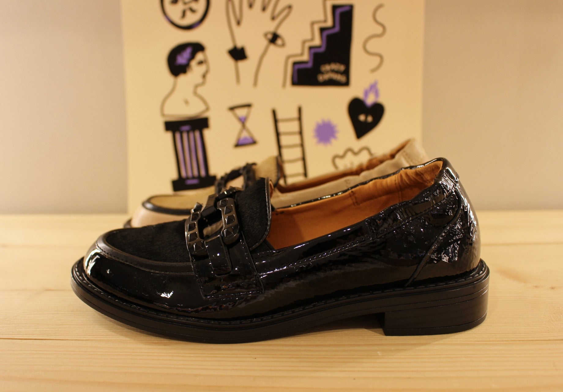 Mocassin cuir lisse créme et noir avec finition pony sur la claque MAMZELLE