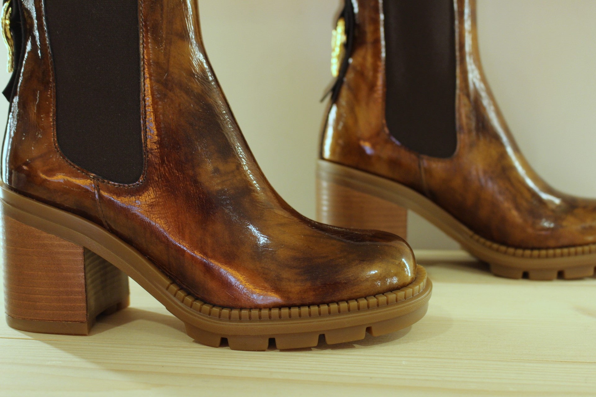 Bottines à enfiler à talon cuir vernis caramel CASTA
