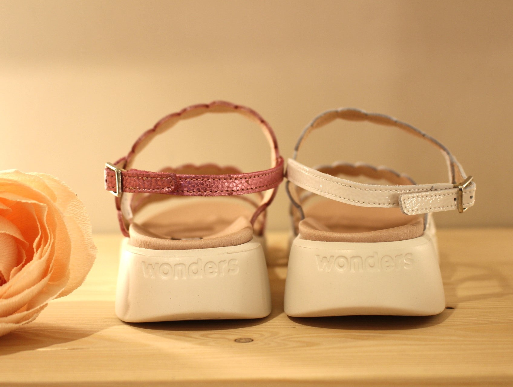 Sandale compensé cuir blanc ou rose WONDERS fabrication espagnole