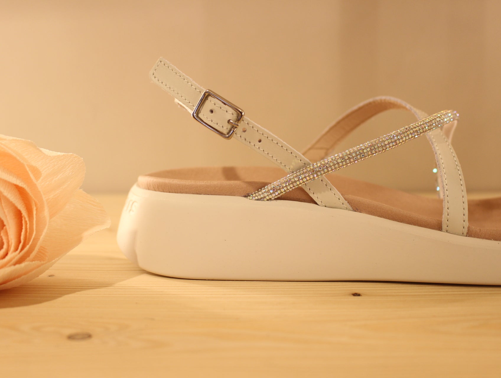 Sandale compensé cuir blanc et strass WONDERS fabrication espagnole