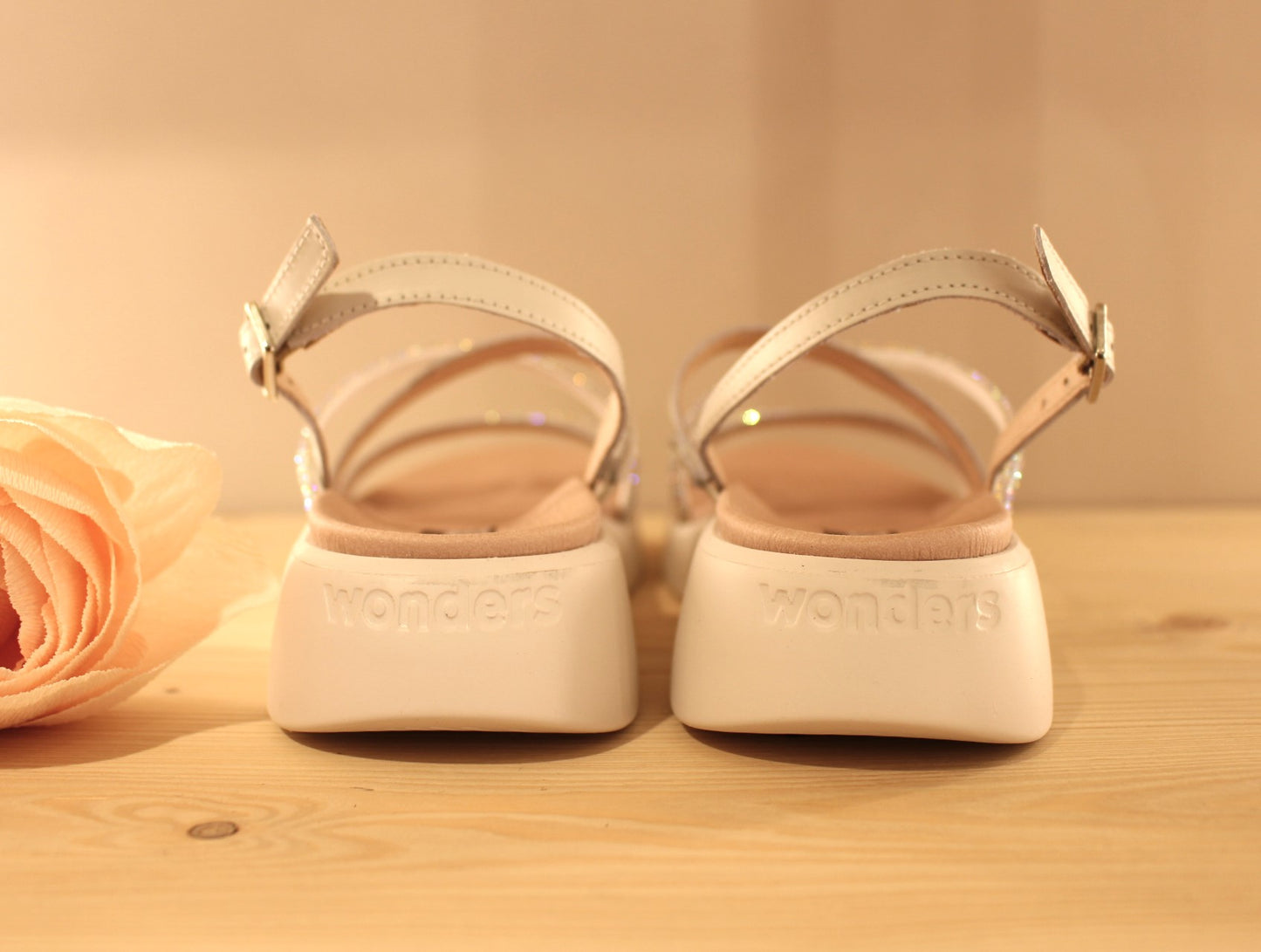 Sandale compensé cuir blanc et strass WONDERS fabrication espagnole