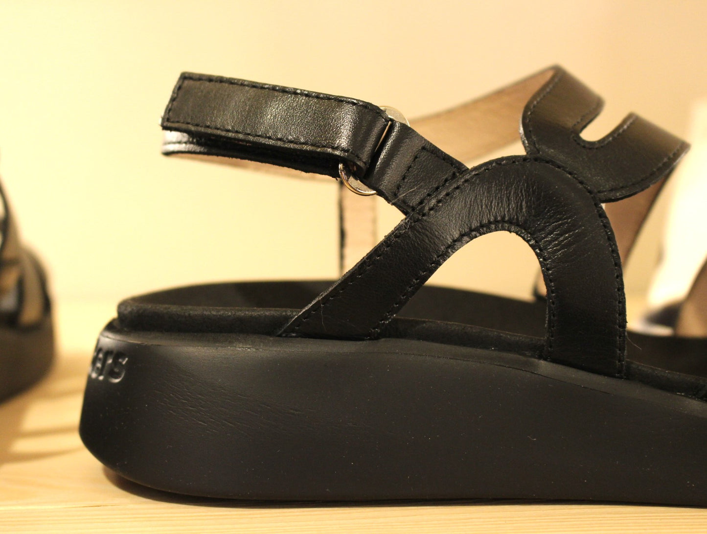 Sandale femme en cuir noir semelle à mémoire de forme WONDERS