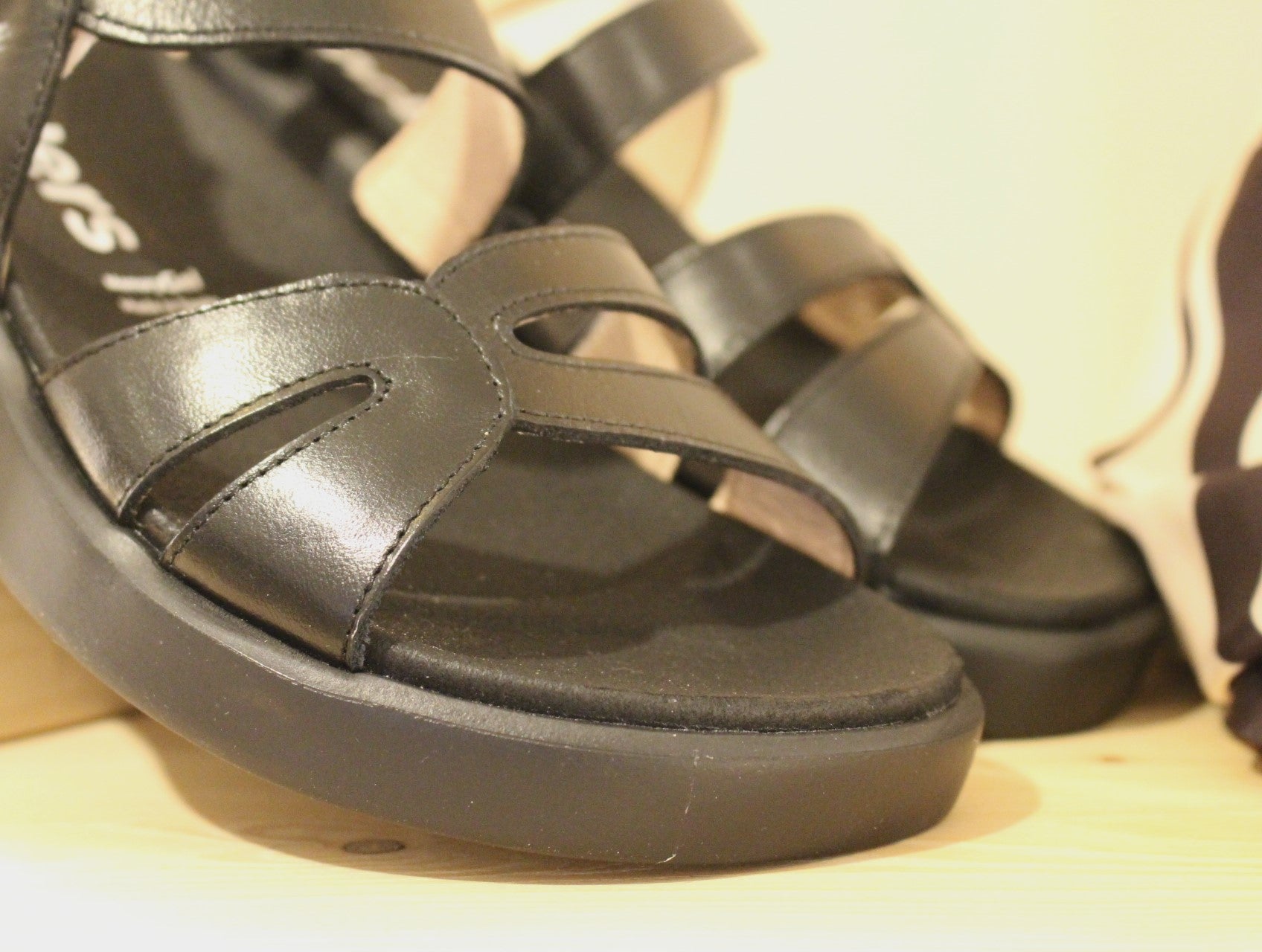 Sandale femme en cuir noir semelle à mémoire de forme WONDERS