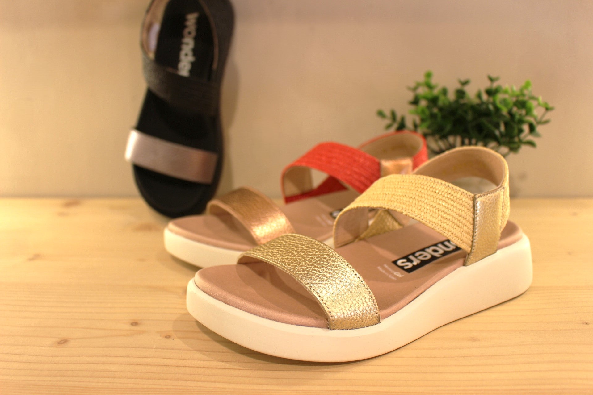 Sandale WONDERS en cuir grainé métallisé plomb, platine ou rosé. Chaussures doublées cuir. Maintien coup de pied sur bride rafia coloré.
