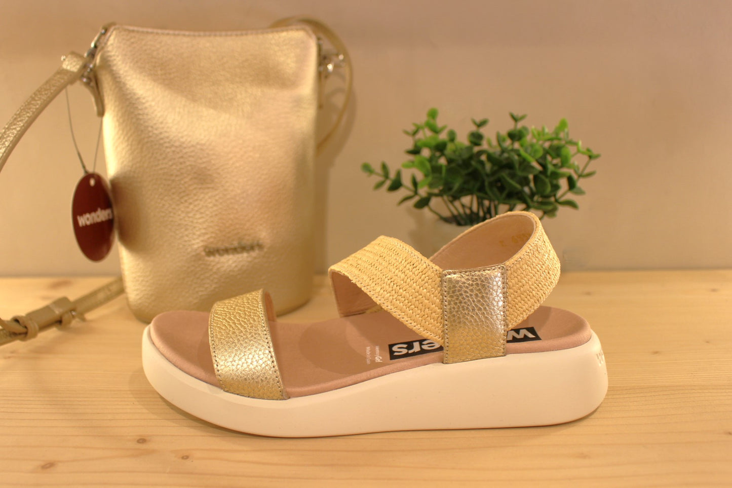 Sandale WONDERS en cuir grainé métallisé plomb, platine ou rosé. Chaussures doublées cuir. Maintien coup de pied sur bride rafia coloré.