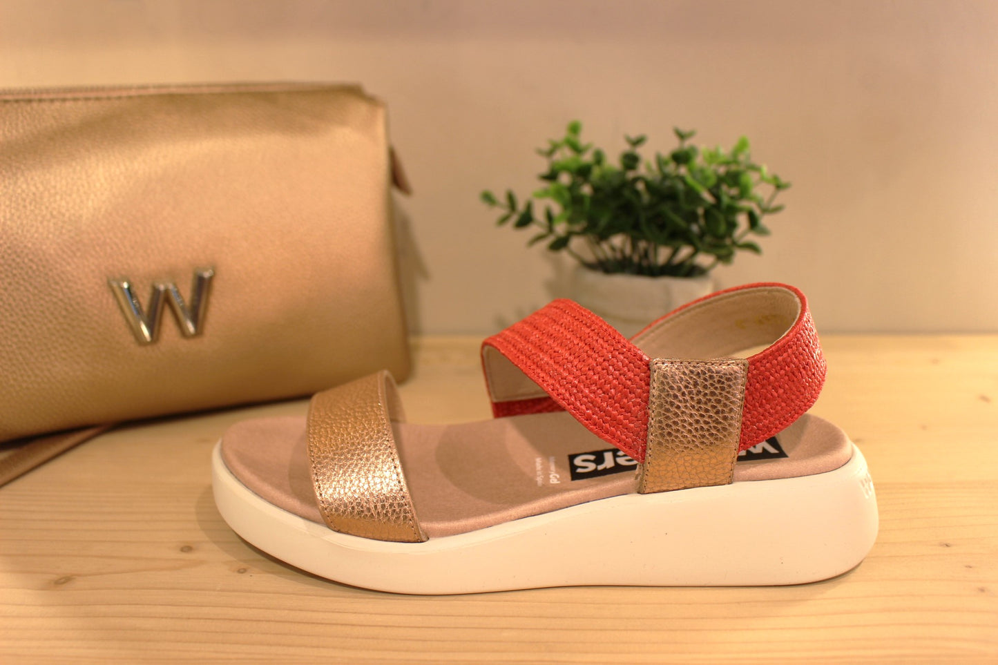 Sandale WONDERS en cuir grainé métallisé plomb, platine ou rosé. Chaussures doublées cuir. Maintien coup de pied sur bride rafia coloré.
