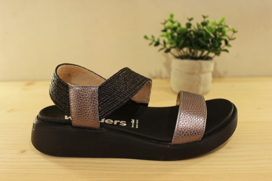 Sandale WONDERS en cuir grainé métallisé plomb, platine ou rosé. Chaussures doublées cuir. Maintien coup de pied sur bride rafia coloré.