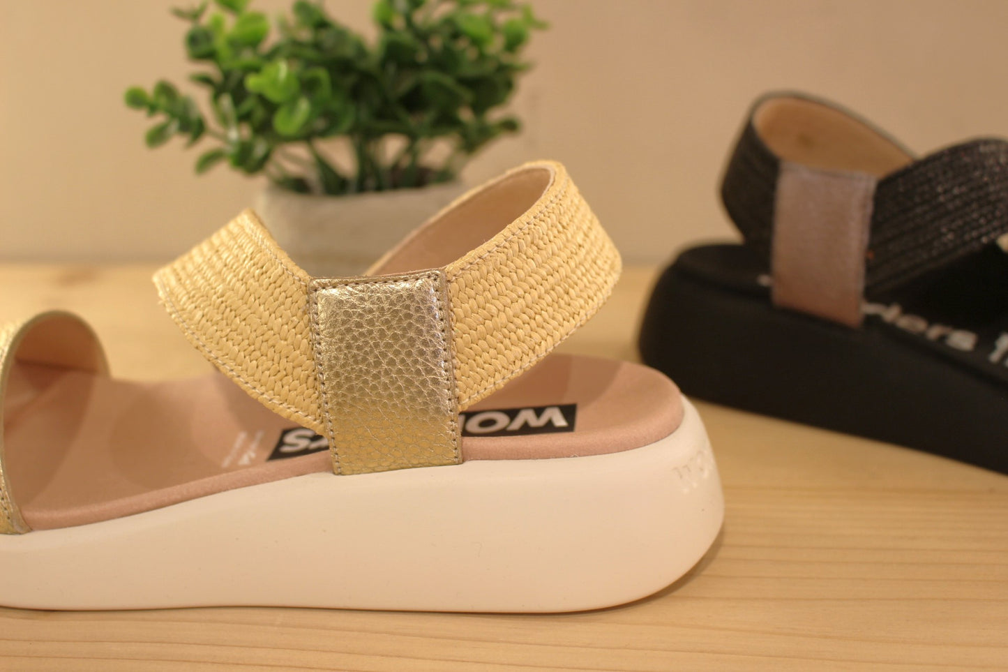 Sandale WONDERS en cuir grainé métallisé plomb, platine ou rosé. Chaussures doublées cuir. Maintien coup de pied sur bride rafia coloré.