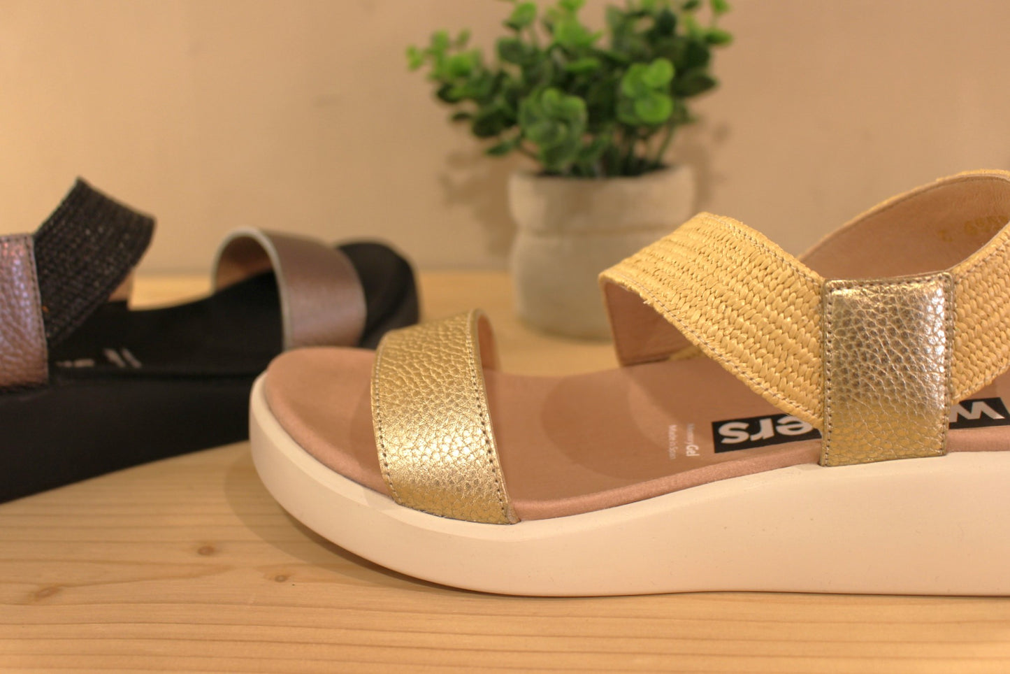 Sandale WONDERS en cuir grainé métallisé plomb, platine ou rosé. Chaussures doublées cuir. Maintien coup de pied sur bride rafia coloré.