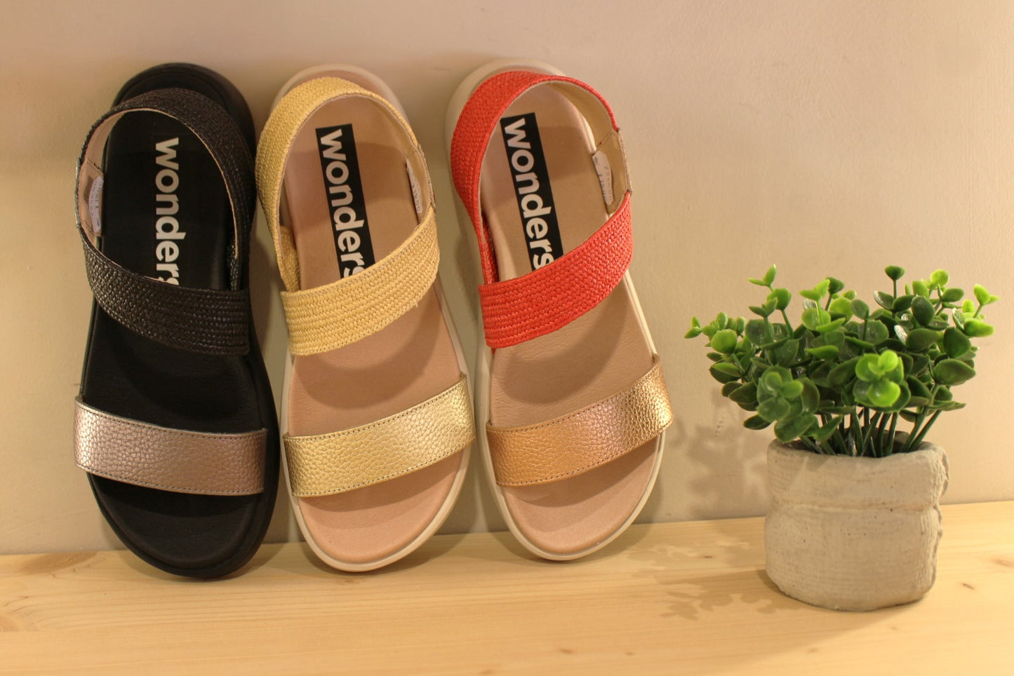 Sandale WONDERS en cuir grainé métallisé plomb, platine ou rosé. Chaussures doublées cuir. Maintien coup de pied sur bride rafia coloré.