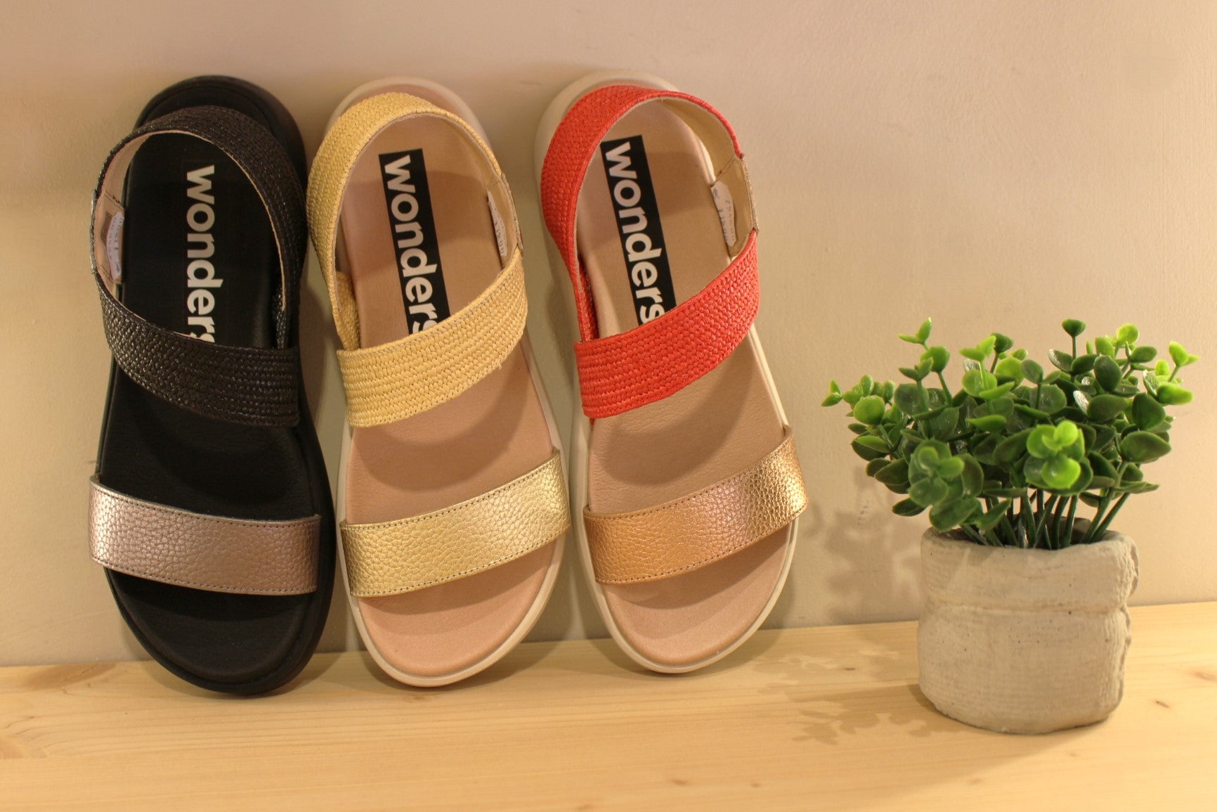 Sandale WONDERS en cuir grainé métallisé plomb, platine ou rosé. Chaussures doublées cuir. Maintien coup de pied sur bride rafia coloré.