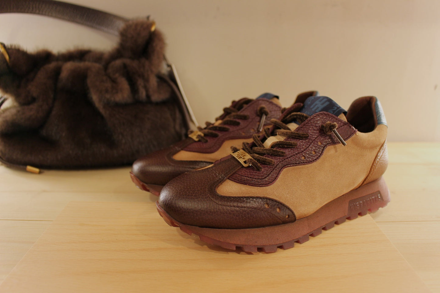 Basket HISPANITAS en cuir velours de couleur chocolat, amande et bordeaux. Lacets chenilles élastiqués velours ton sur ton.