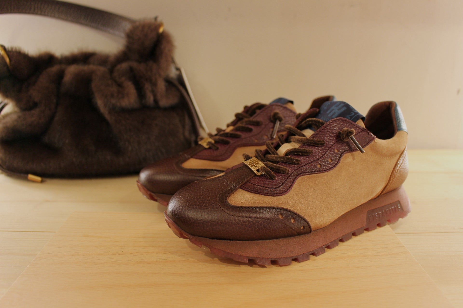 Basket HISPANITAS en cuir velours de couleur chocolat, amande et bordeaux. Lacets chenilles élastiqués velours ton sur ton.