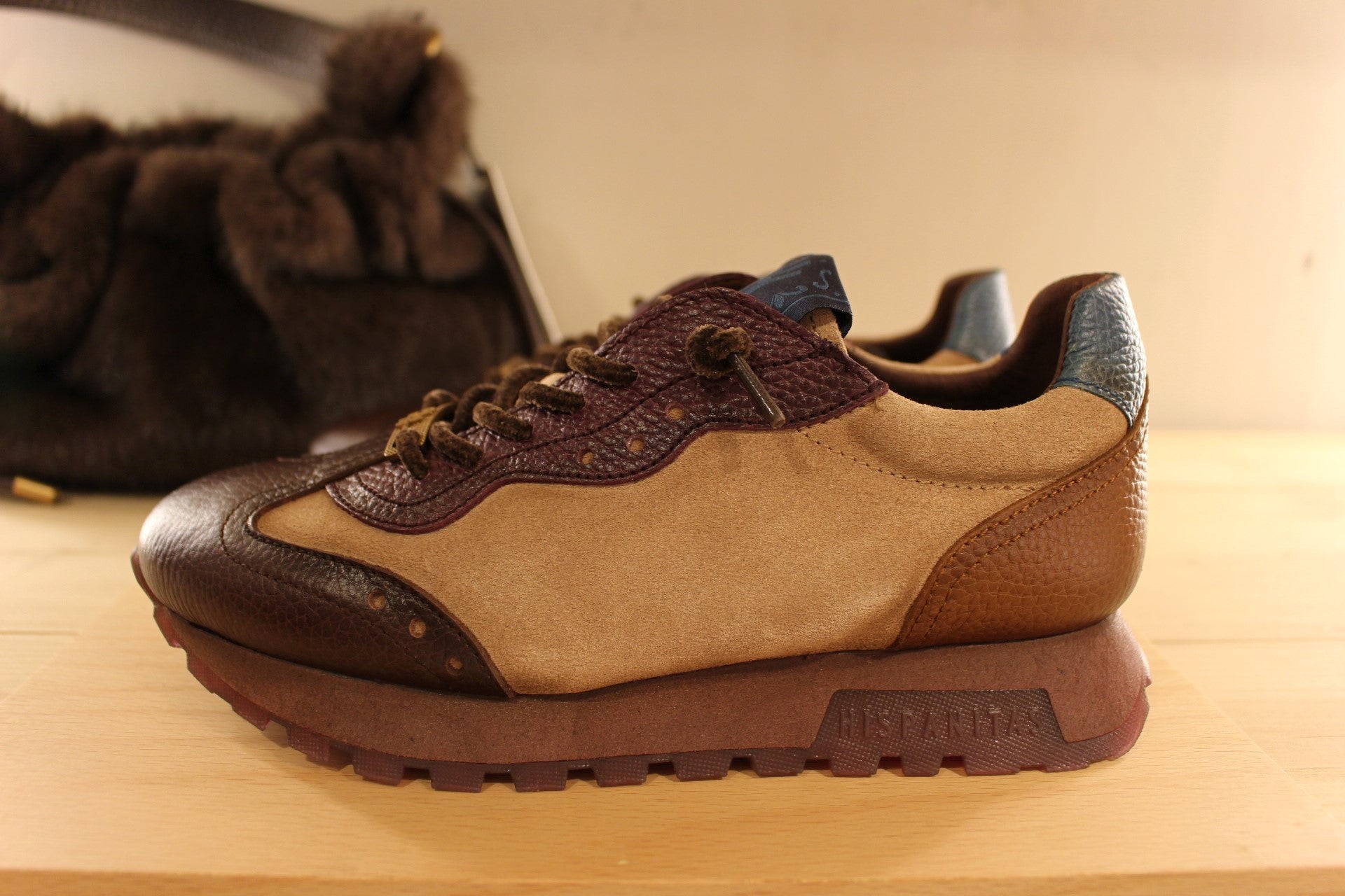 Basket HISPANITAS en cuir velours de couleur chocolat, amande et bordeaux. Lacets chenilles élastiqués velours ton sur ton.