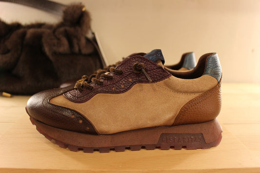 Basket HISPANITAS en cuir velours de couleur chocolat, amande et bordeaux. Lacets chenilles élastiqués velours ton sur ton.