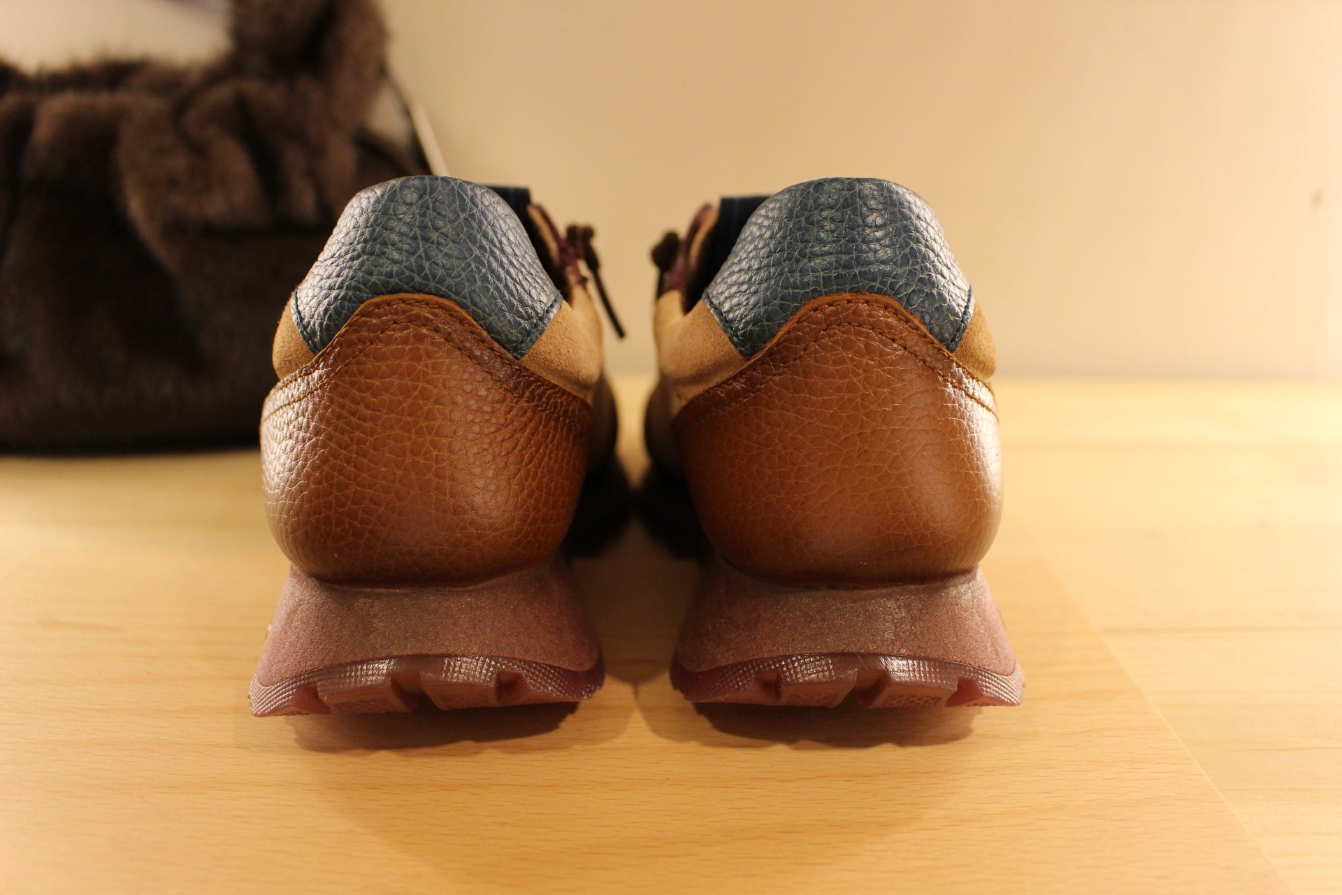 Basket HISPANITAS en cuir velours de couleur chocolat, amande et bordeaux. Lacets chenilles élastiqués velours ton sur ton.