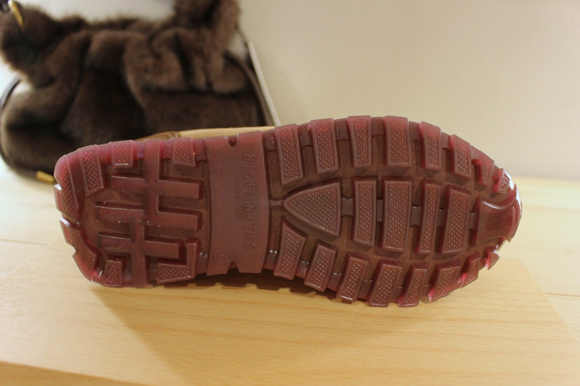Basket HISPANITAS en cuir velours de couleur chocolat, amande et bordeaux. Lacets chenilles élastiqués velours ton sur ton.