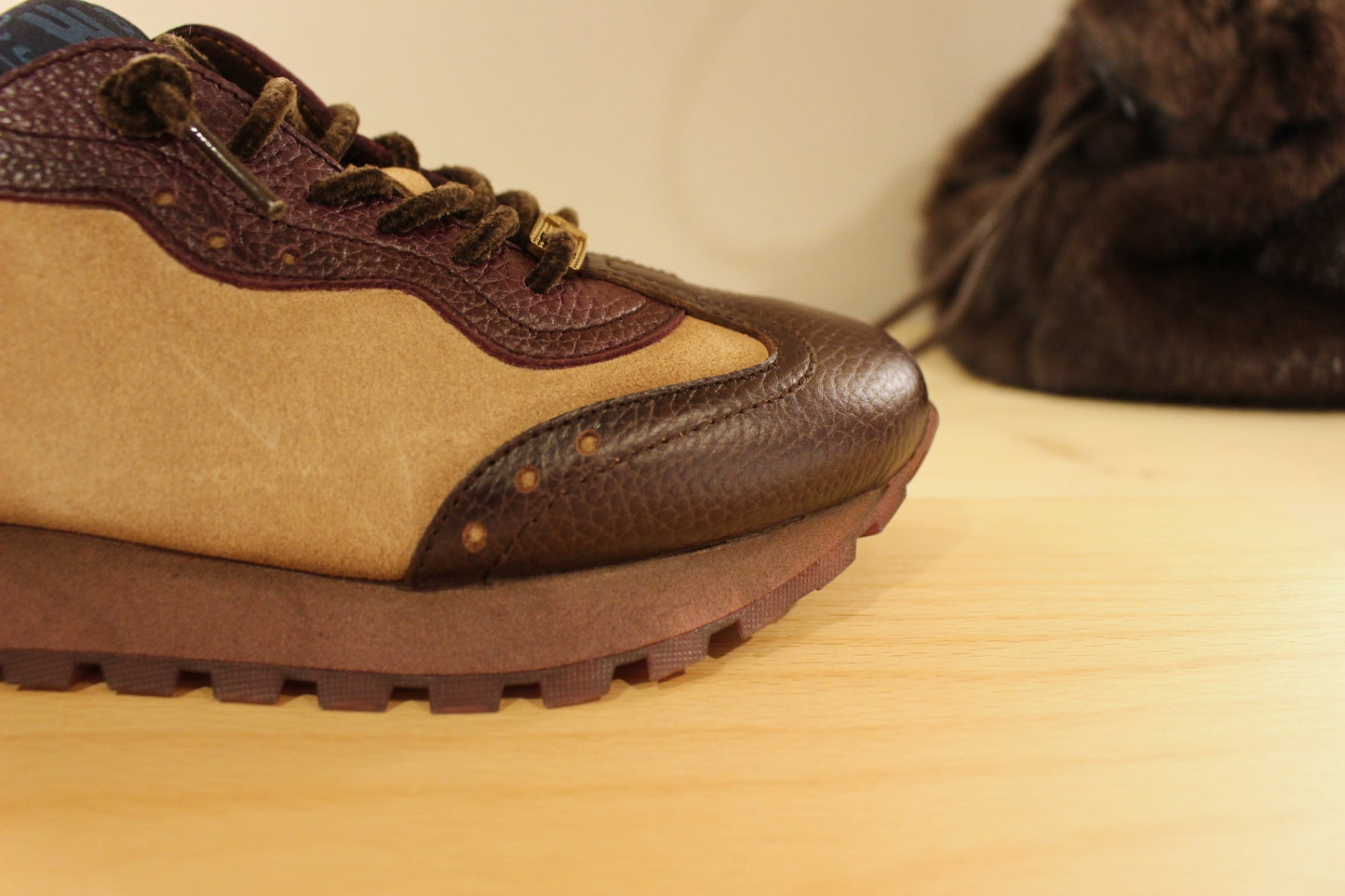Basket HISPANITAS en cuir velours de couleur chocolat, amande et bordeaux. Lacets chenilles élastiqués velours ton sur ton.