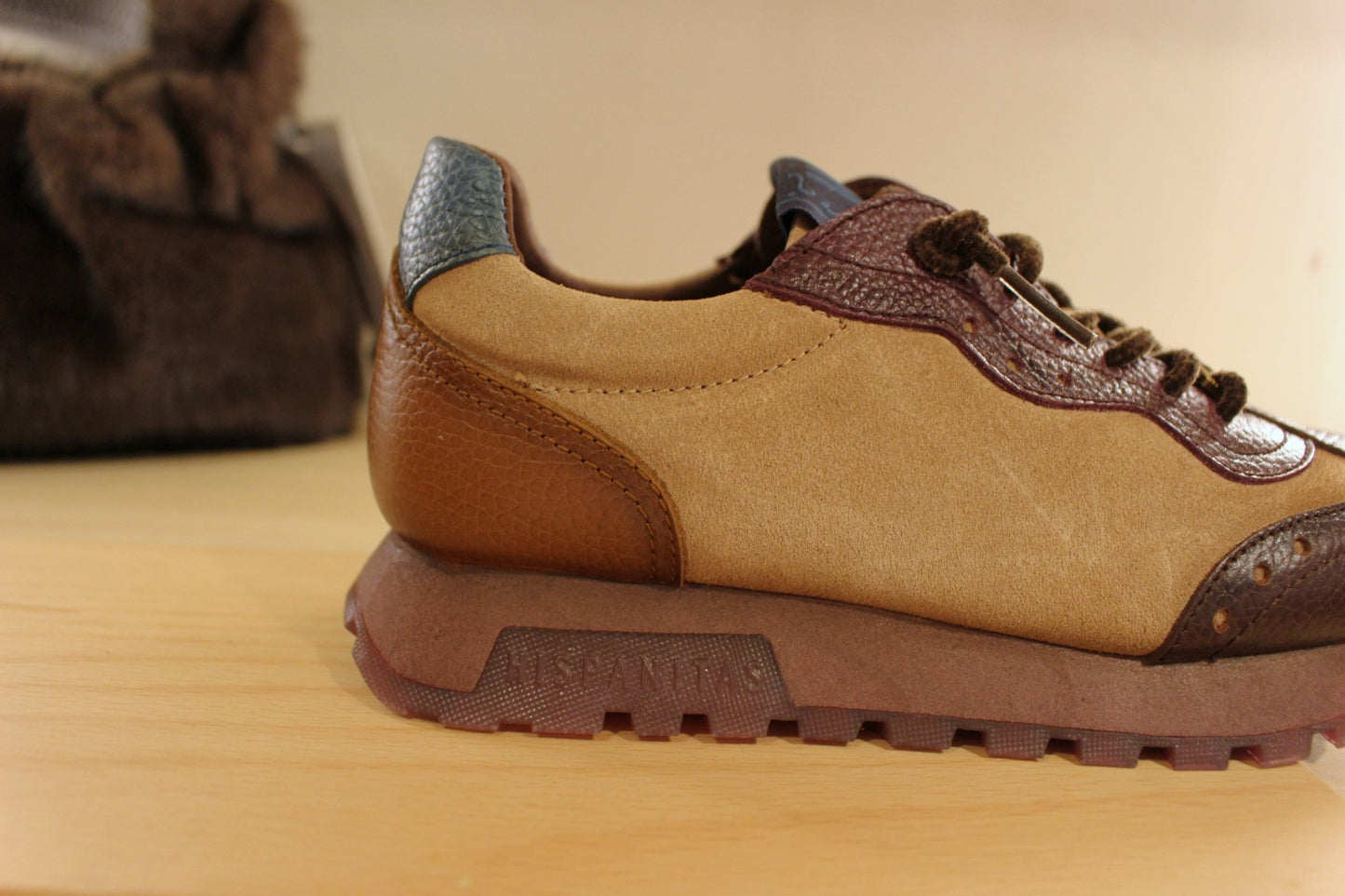 Basket HISPANITAS en cuir velours de couleur chocolat, amande et bordeaux. Lacets chenilles élastiqués velours ton sur ton.