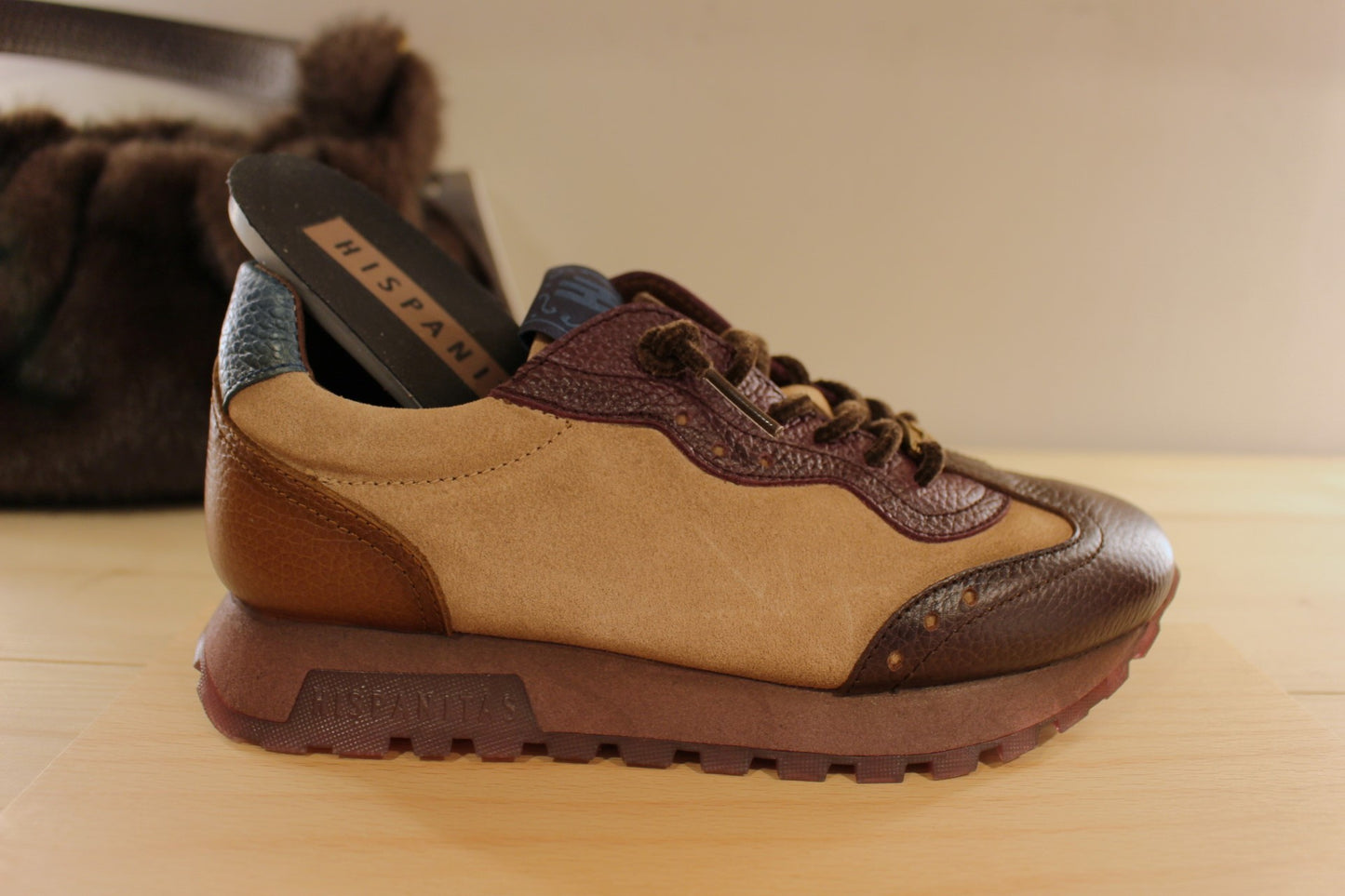 Basket HISPANITAS en cuir velours de couleur chocolat, amande et bordeaux. Lacets chenilles élastiqués velours ton sur ton.
