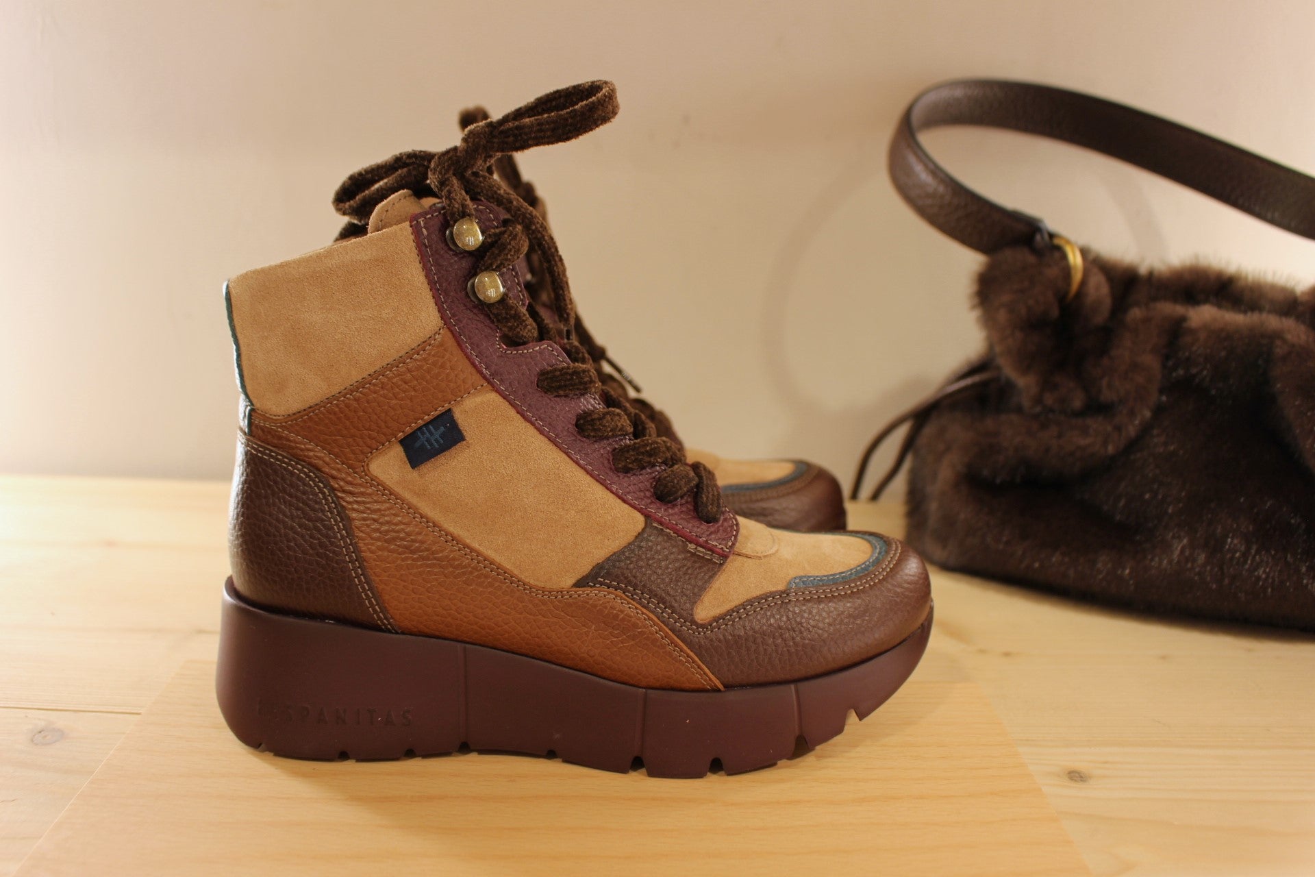 Bottine HISPANITAS en cuir velours de couleur chocolat, amande et bordeaux et une touche de bleu pétrol sur la claque et sur l'arrière. Lacets chenilles velours ton sur ton