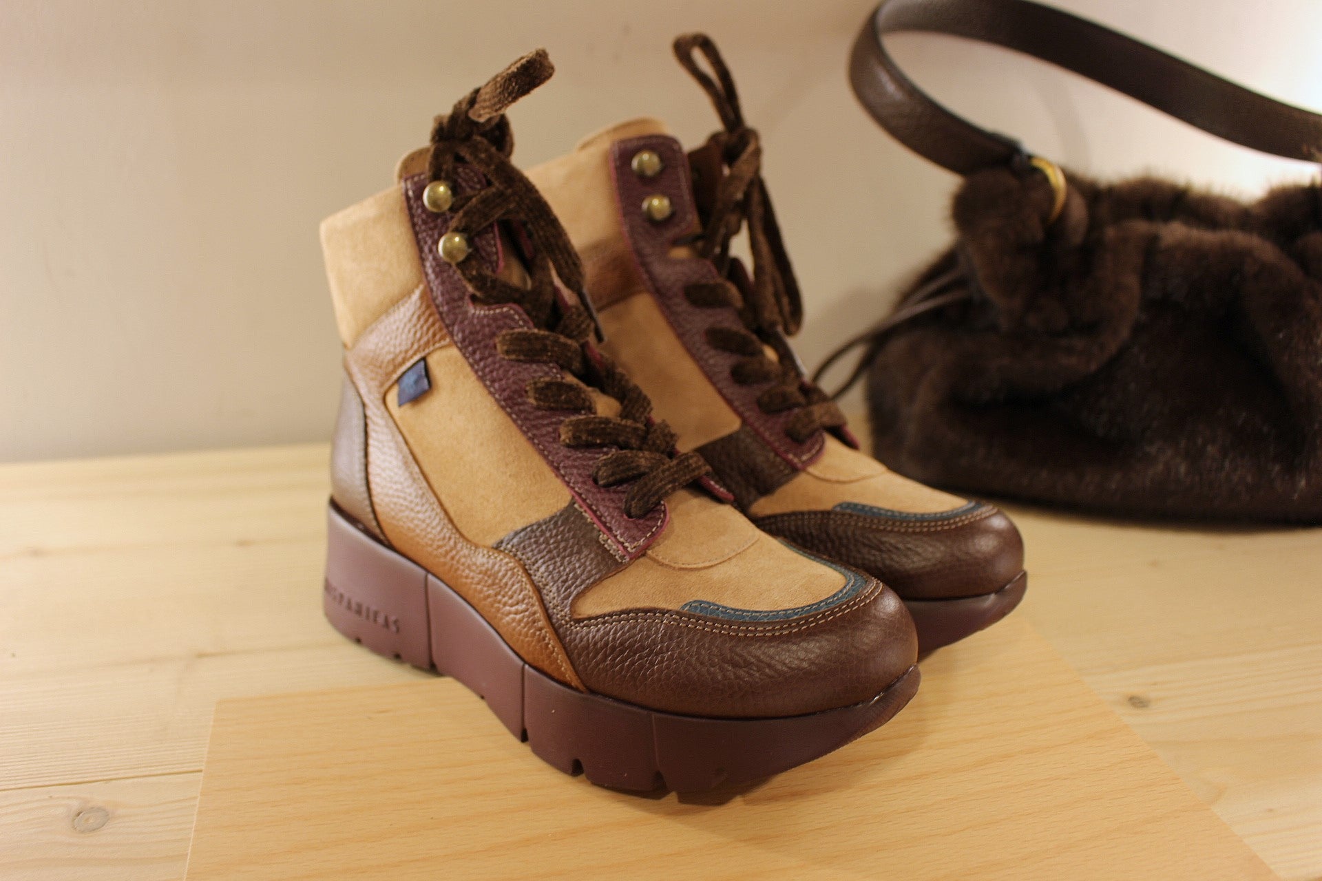 Bottine HISPANITAS en cuir velours de couleur chocolat, amande et bordeaux et une touche de bleu pétrol sur la claque et sur l'arrière. Lacets chenilles velours ton sur ton