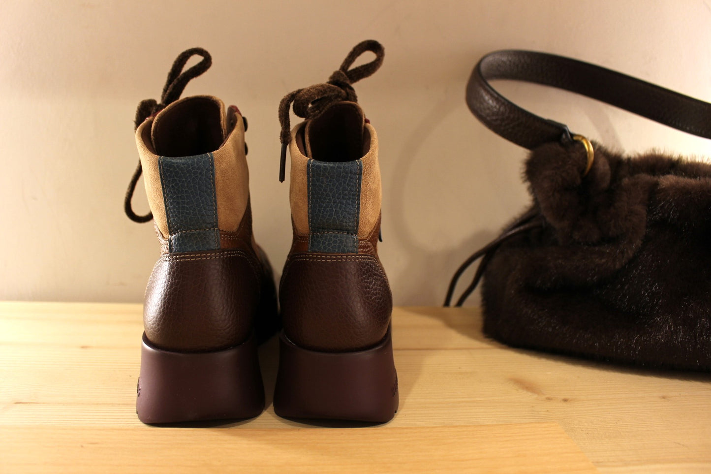 Bottine HISPANITAS en cuir velours de couleur chocolat, amande et bordeaux et une touche de bleu pétrol sur la claque et sur l'arrière. Lacets chenilles velours ton sur ton