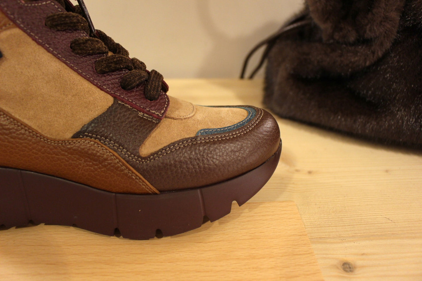 Bottine HISPANITAS en cuir velours de couleur chocolat, amande et bordeaux et une touche de bleu pétrol sur la claque et sur l'arrière. Lacets chenilles velours ton sur ton