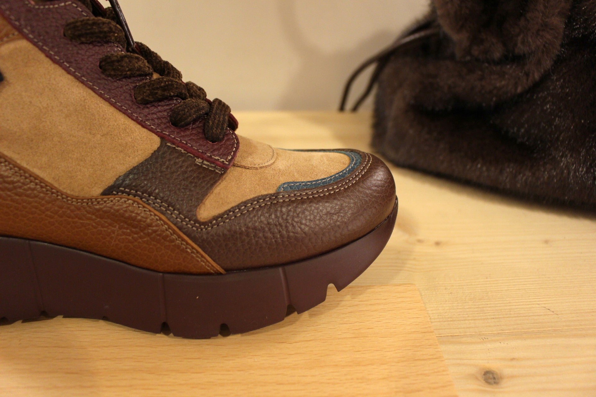 Bottine HISPANITAS en cuir velours de couleur chocolat, amande et bordeaux et une touche de bleu pétrol sur la claque et sur l'arrière. Lacets chenilles velours ton sur ton