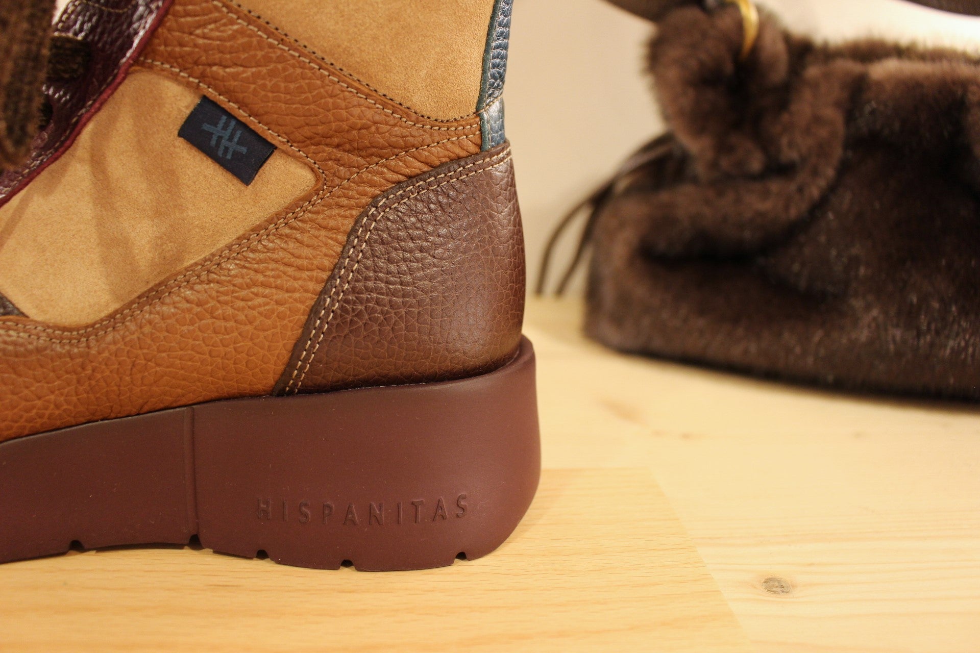 Bottine HISPANITAS en cuir velours de couleur chocolat, amande et bordeaux et une touche de bleu pétrol sur la claque et sur l'arrière. Lacets chenilles velours ton sur ton