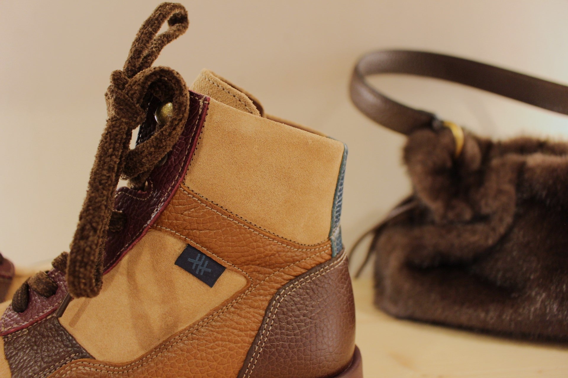 Bottine HISPANITAS en cuir velours de couleur chocolat, amande et bordeaux et une touche de bleu pétrol sur la claque et sur l'arrière. Lacets chenilles velours ton sur ton
