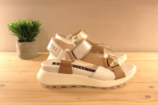Sandales HISPANITAS en cuir en cuir grainé de couleur amande et blanc. Brides métallisées platine