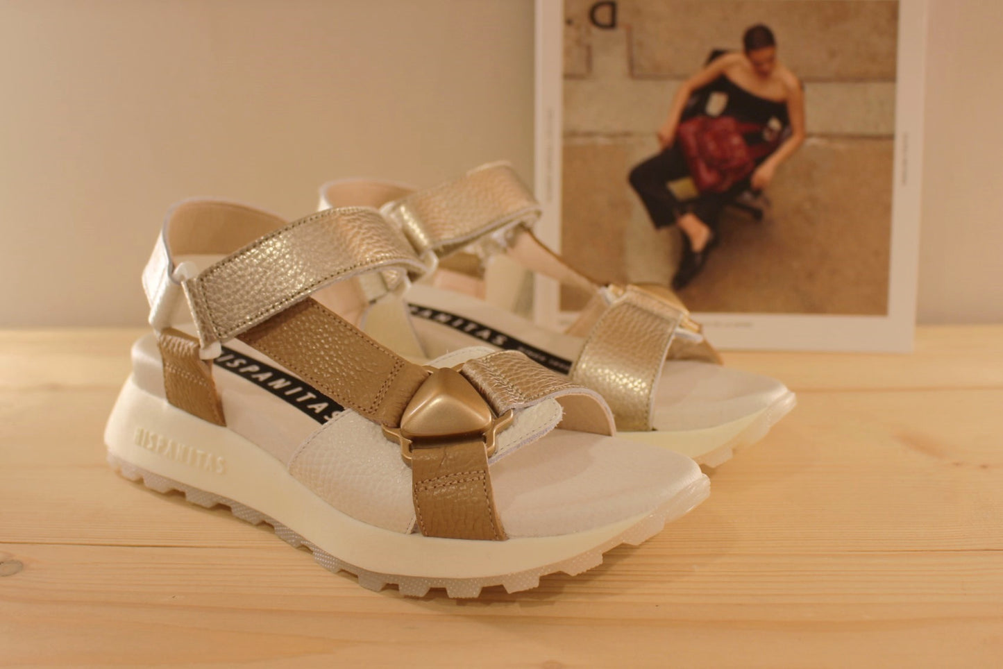 Sandales HISPANITAS en cuir en cuir grainé de couleur amande et blanc. Brides métallisées platine