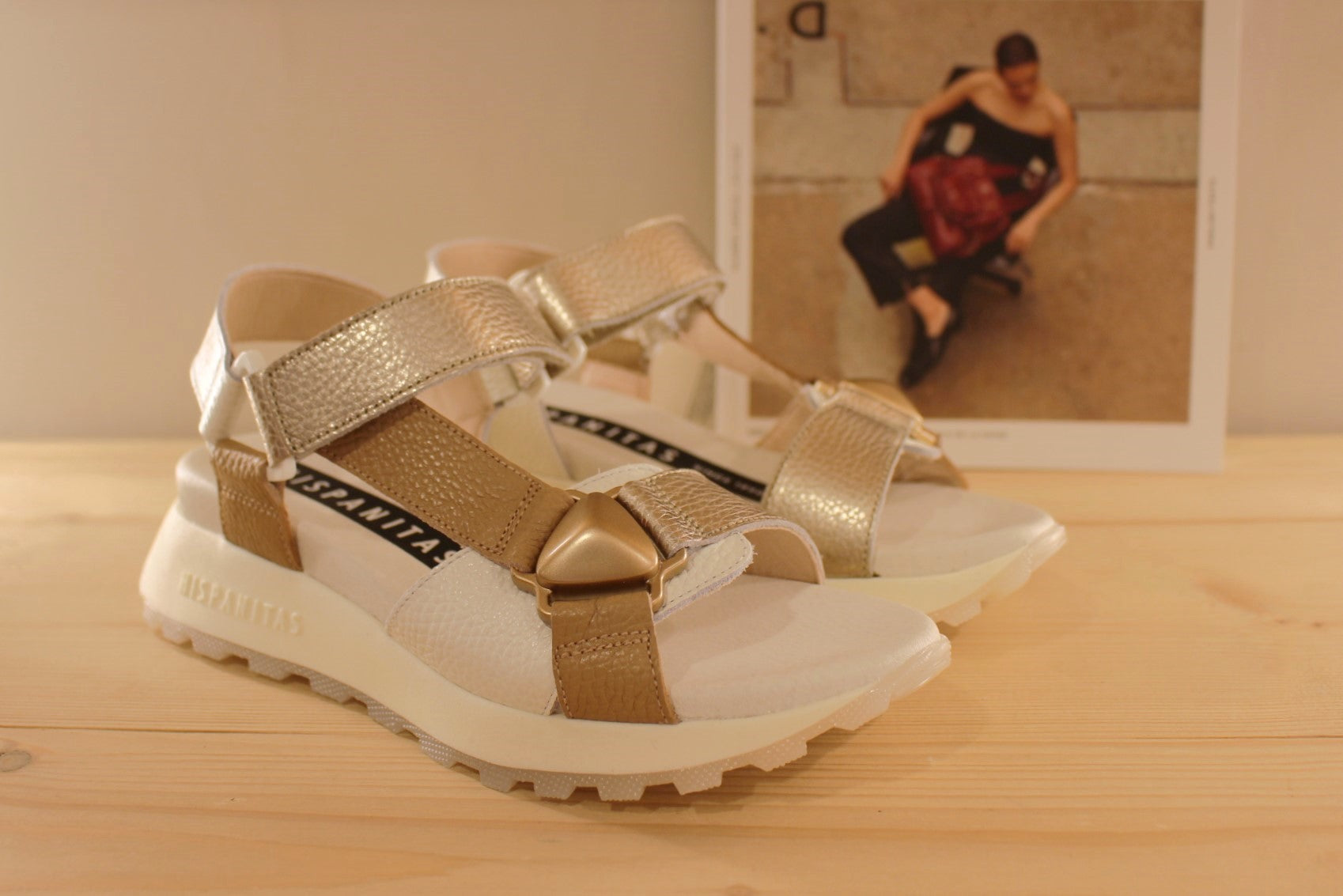 Sandales HISPANITAS en cuir en cuir grainé de couleur amande et blanc. Brides métallisées platine