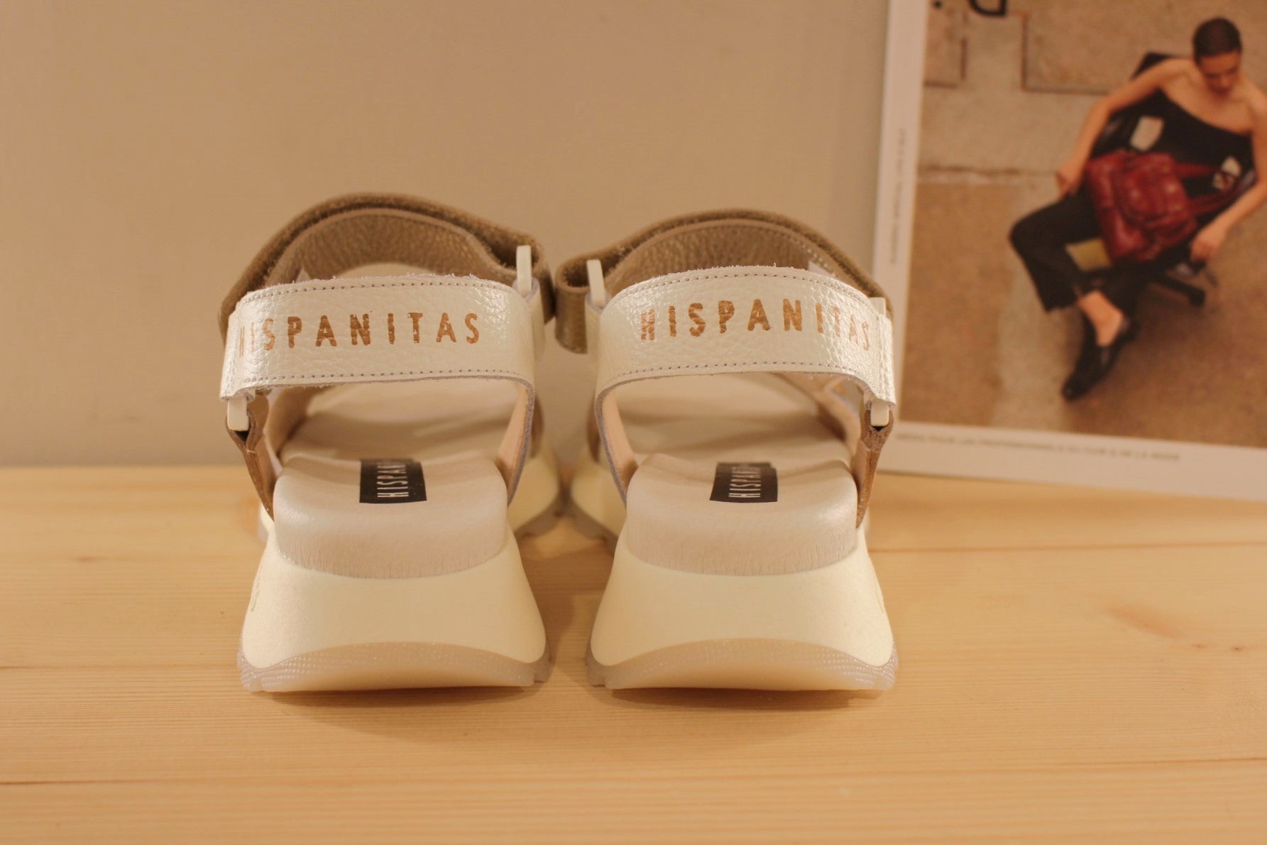 Sandales HISPANITAS en cuir en cuir grainé de couleur amande et blanc. Brides métallisées platine